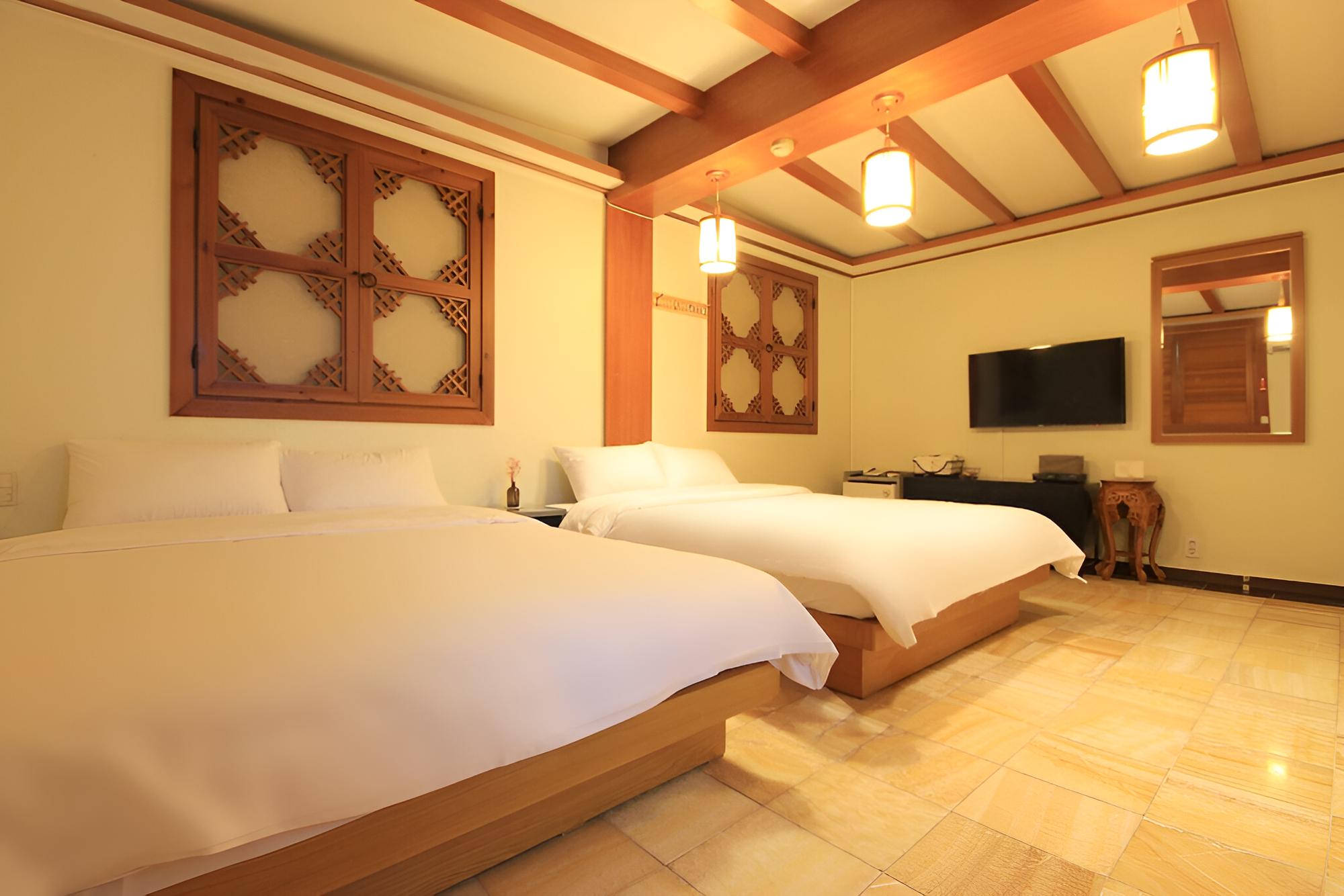 Room (Family (non-smoking double + double N) - Photo 12