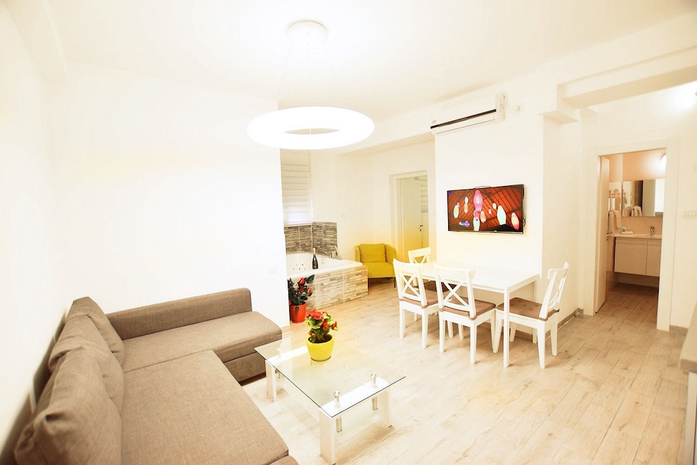 Luxury Suite, 1 Bedroom, 1 Living Room, Jetted Tub (Argaman) photo 1