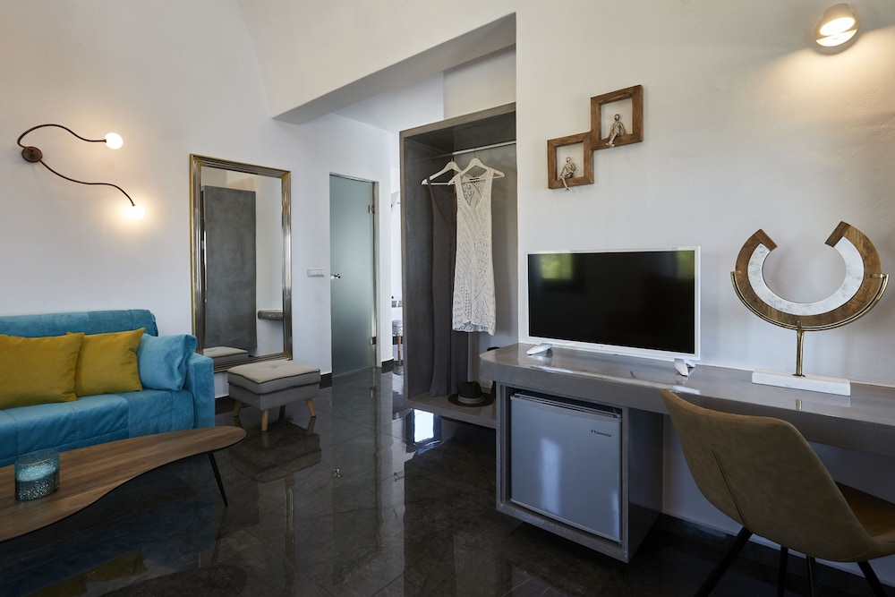 Elegant Suite with outdoor heated private Jacuzzi - Photo 17