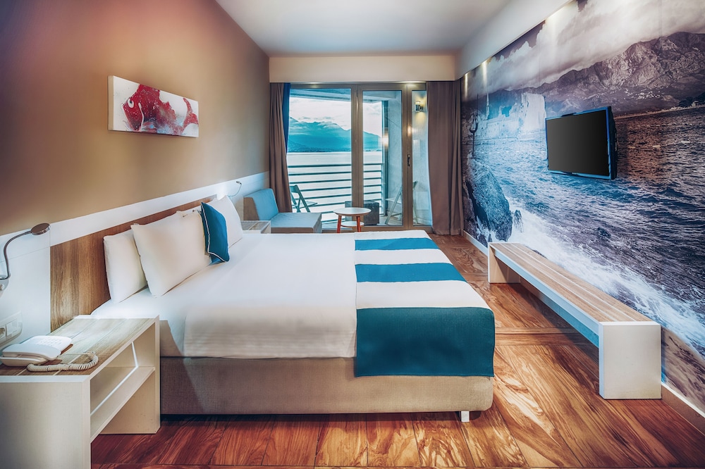Family Room, Partial Ocean View photo 2