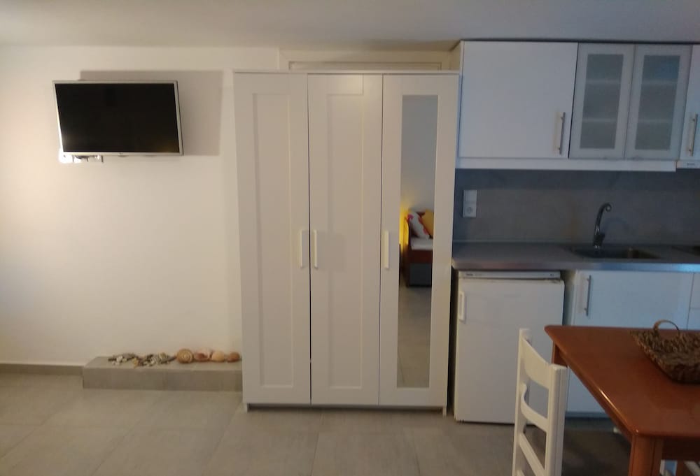 Room (Semi Basement) photo 3