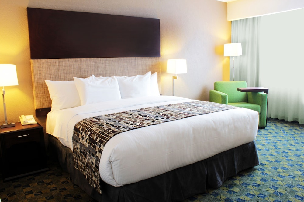 Standard Room, 1 King Bed, Non Smoking - Photo 2