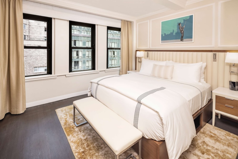 Deluxe Studio, 1 King Bed, Accessible (Hearing, Roll-In Shower)