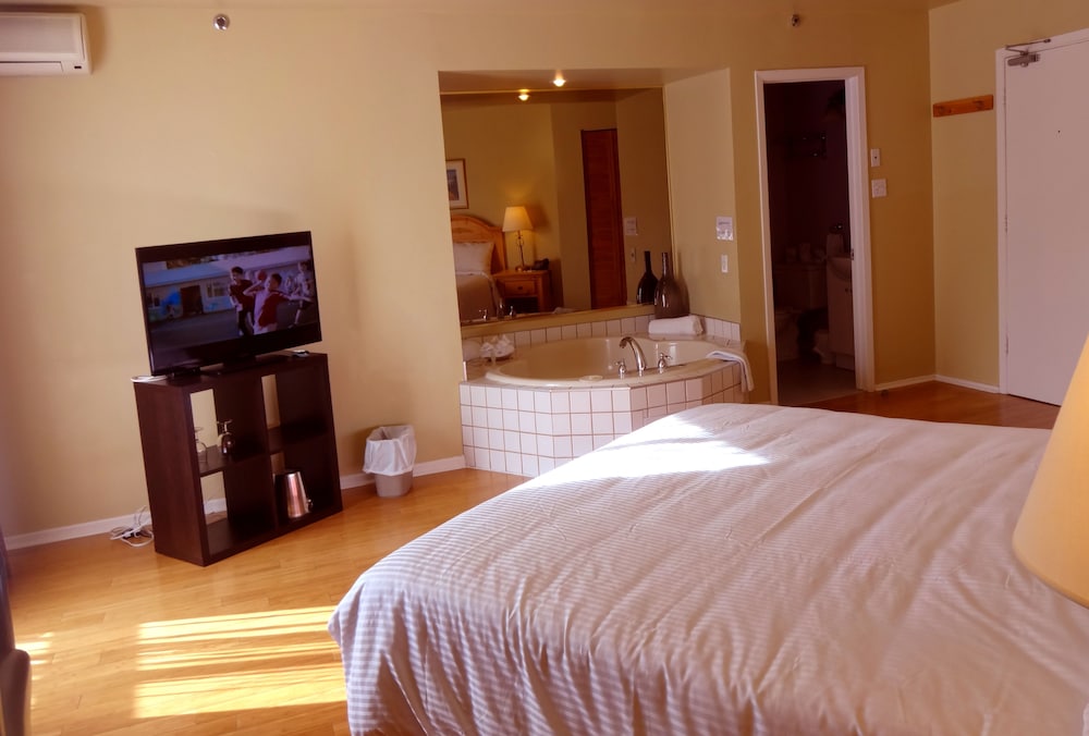 Signature Room, 1 King Bed, Jetted Tub, Gas Fireplace, Hardwood Floor photo 2