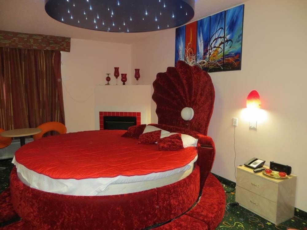 Standard Room, 1 King Bed, Jetted Tub photo 2