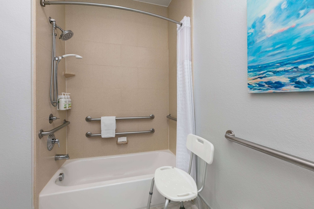 Deluxe Room, 1 King Bed, Accessible, Non Smoking (Mobility, Tub w/Grab Bars) - Photo 5