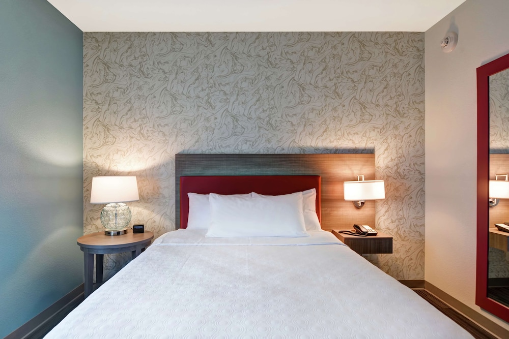 Suite, 1 Queen Bed, Accessible, Bathtub