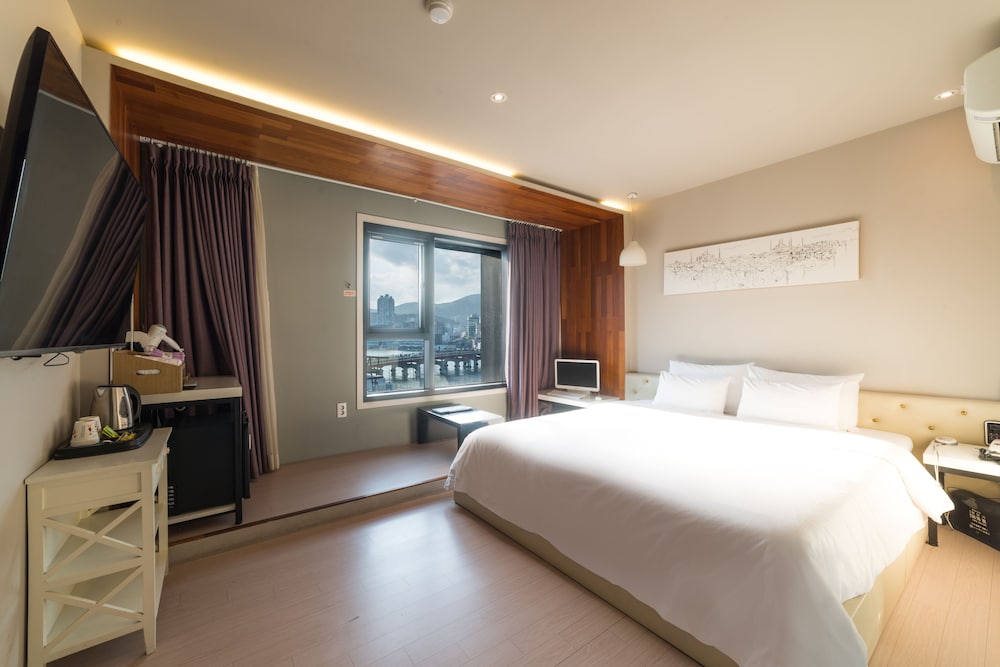 Premium Room (Bridge View)