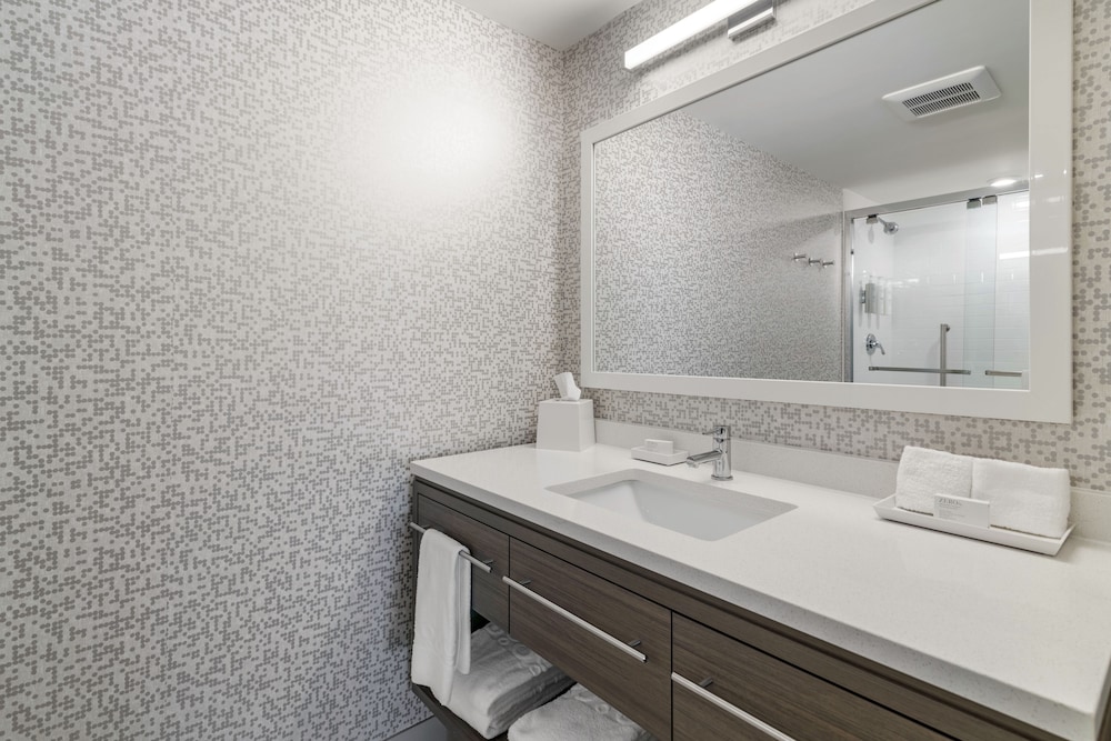Suite, 1 Bedroom - Photo 2