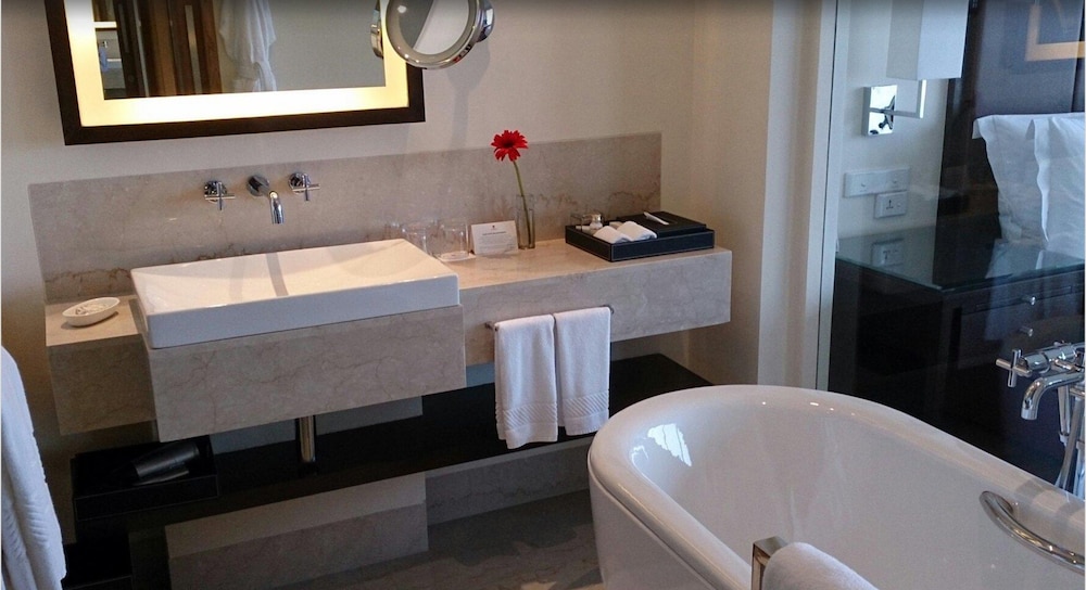 Executive Suite - Photo 6