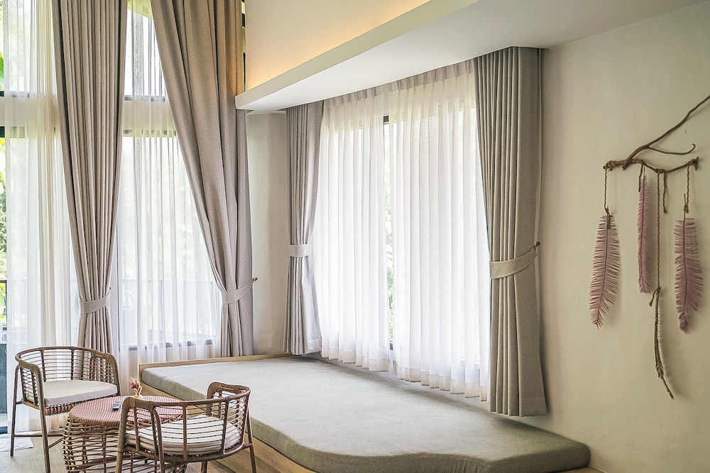 Premier Room, 1 King Bed - Photo 12