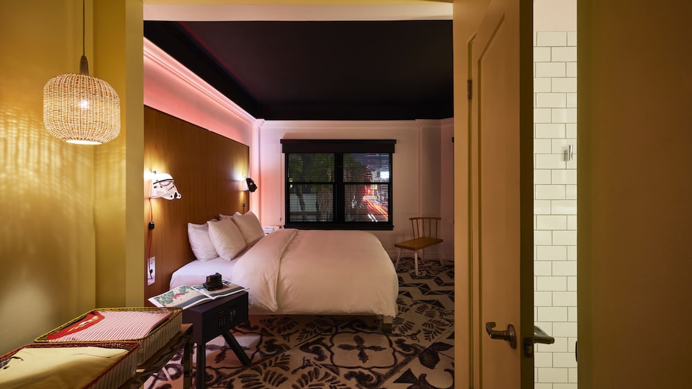 Room, 1 King Bed, View (Medium Mama, Hollywood Hills View)