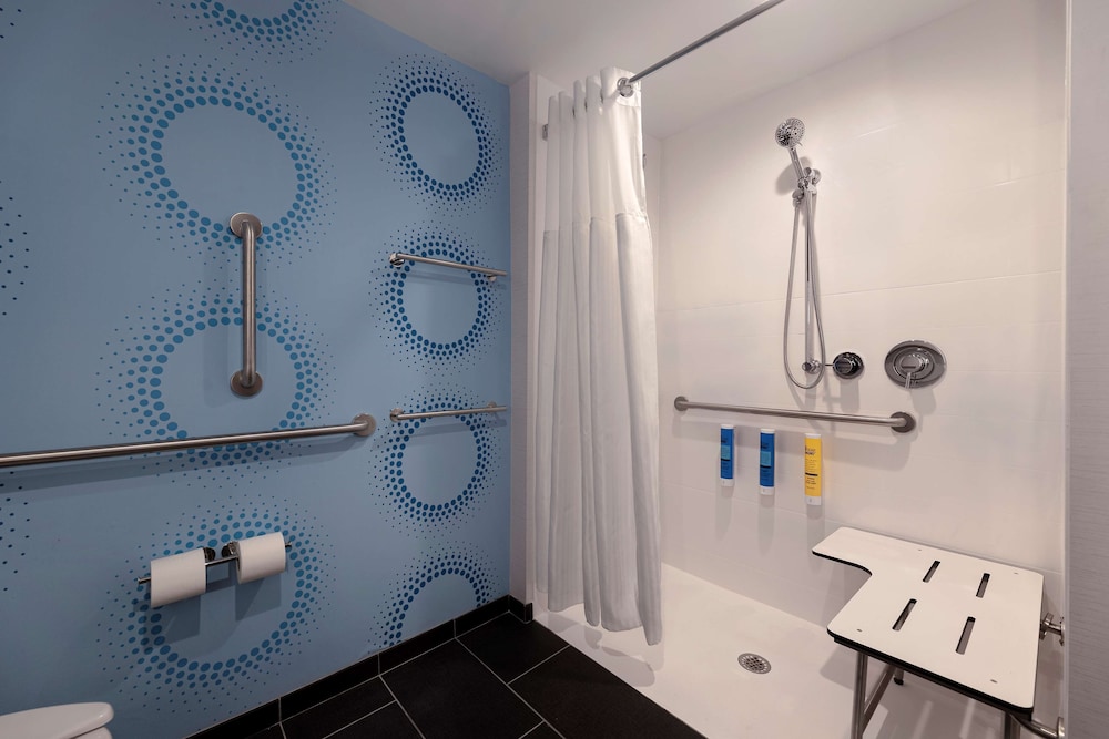 Room, 2 Queen Beds, Accessible (Roll-In Shower) - Photo 4