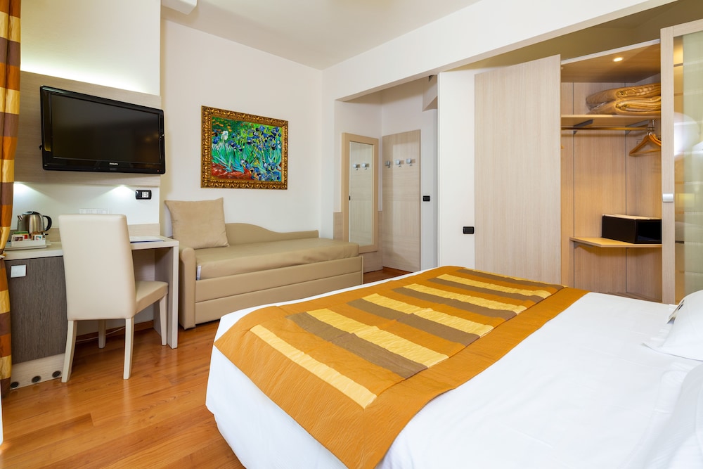 Deluxe Room, 1 Queen Bed, Balcony, Sea View - Photo 4