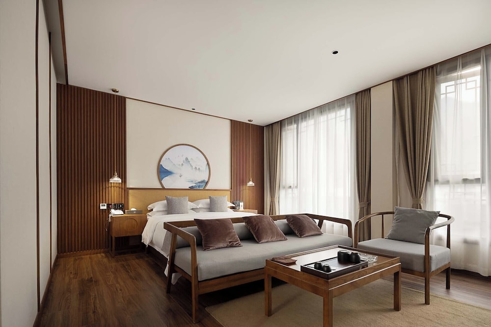 Superior Suite, Partial Lake View