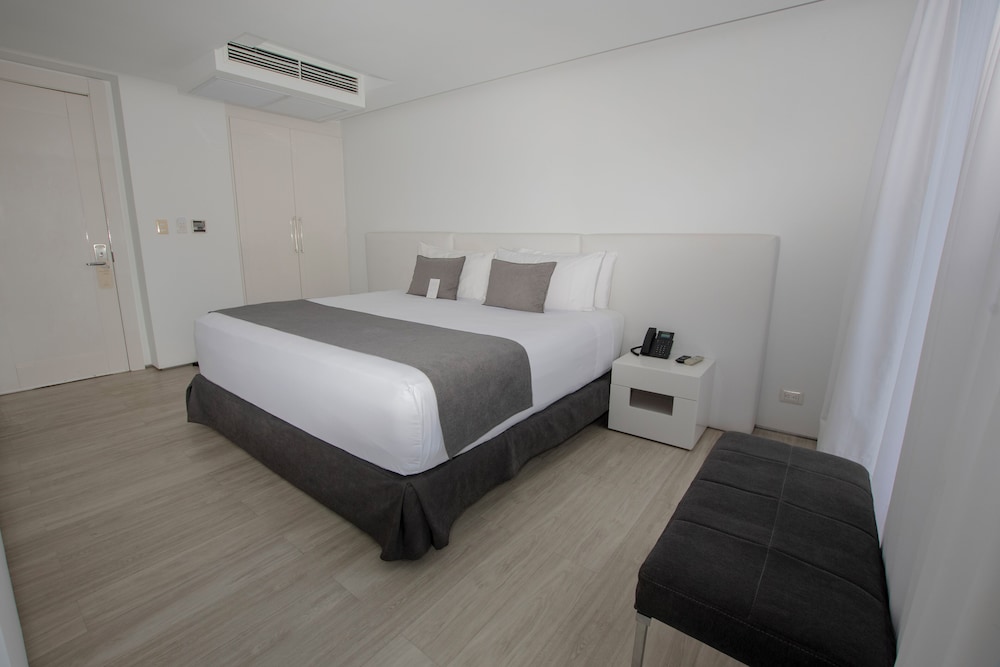 Deluxe Room, 1 King Bed, Balcony photo 2