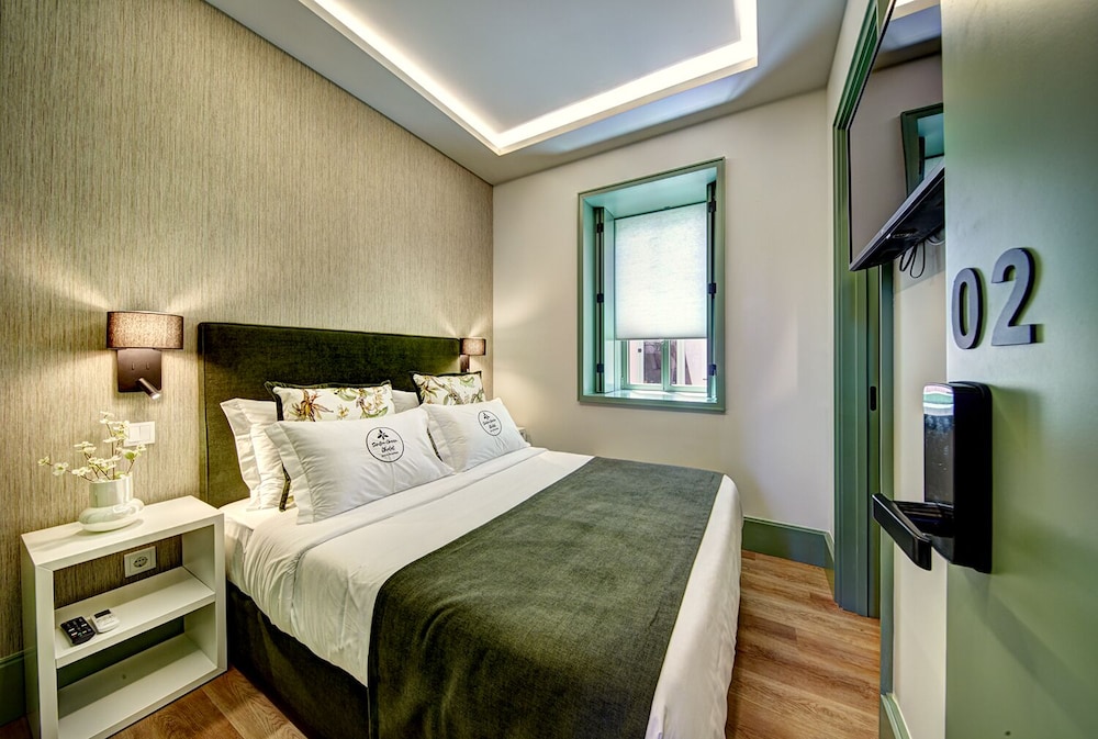Standard Room, 1 Queen Bed, Non Smoking, Mezzanine photo 3