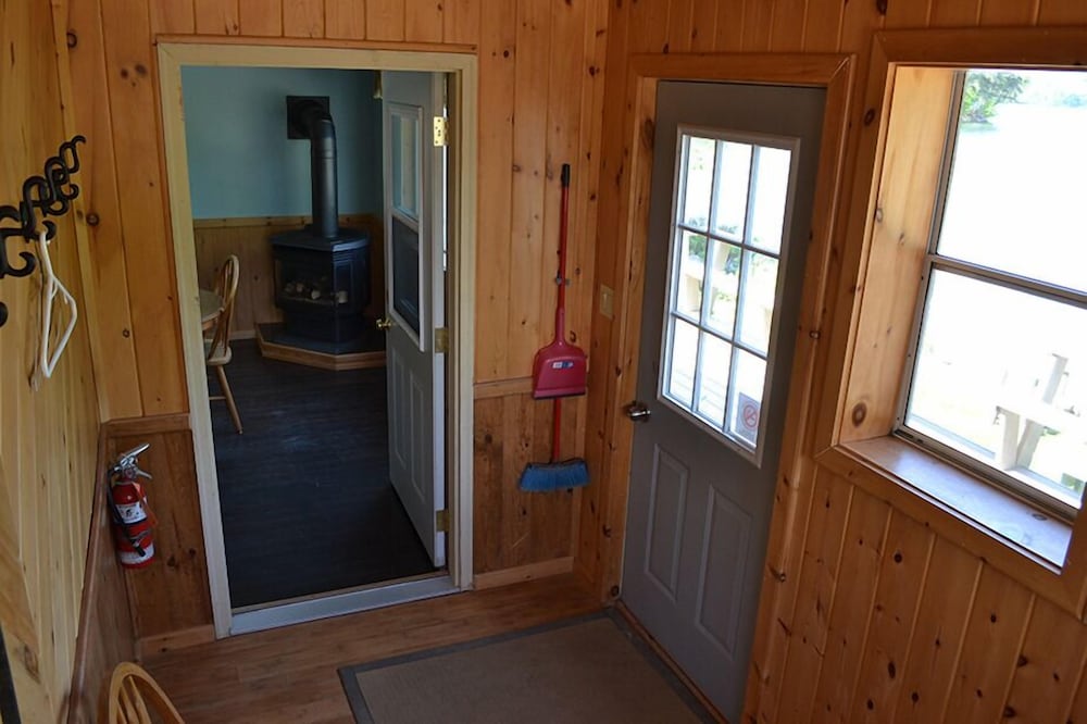 Deluxe Cottage, 3 Bedrooms, Lake View (Cottage #4) photo 1