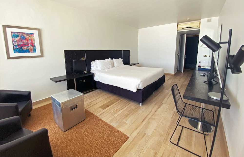 Room, 1 King Bed, Non Smoking, Ocean View - Photo 5