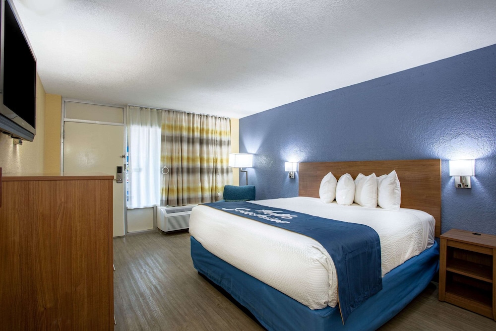 Basic Room, 1 King Bed, Non Smoking - Photo 11