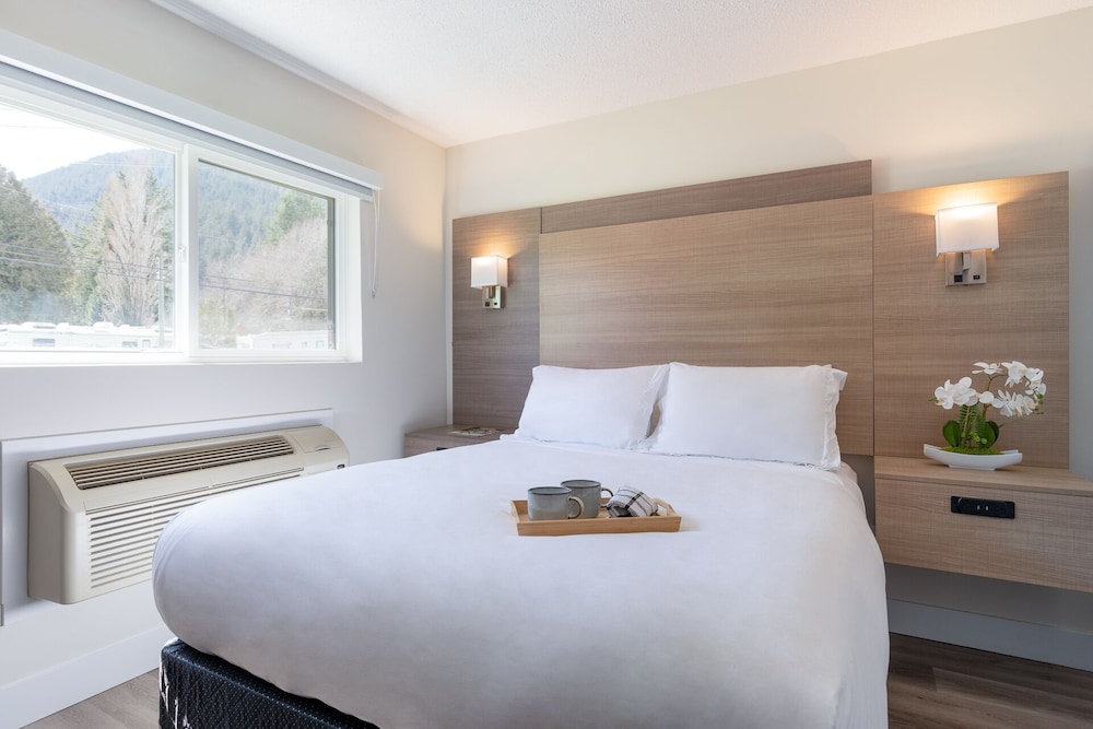 Signature Queen Suite Lake View and Patio photo 2