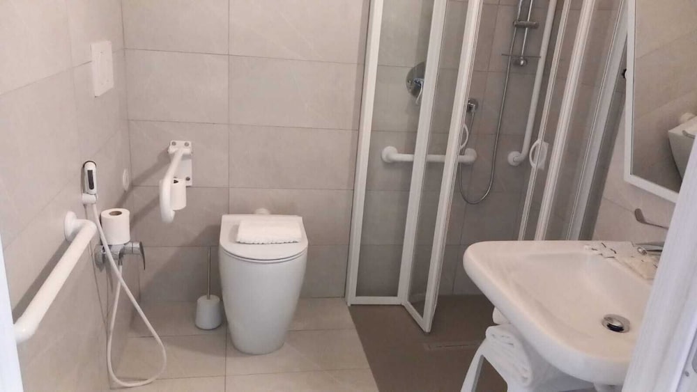 Double Room, Mobility Accessible - Photo 7