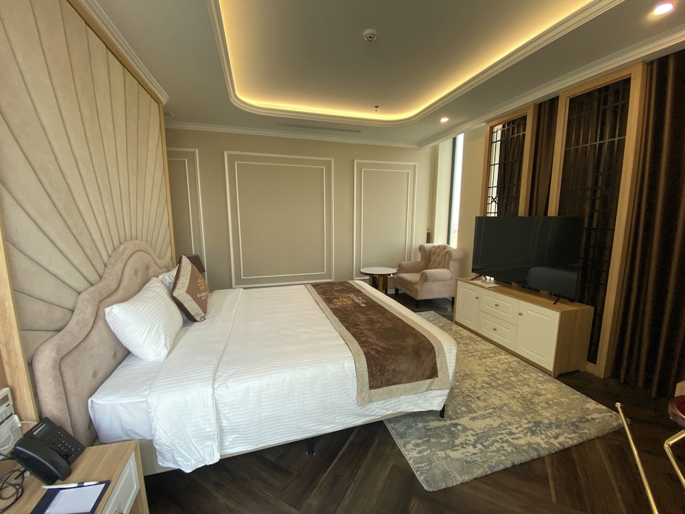 Premium Double Room, 1 King Bed - Photo 6