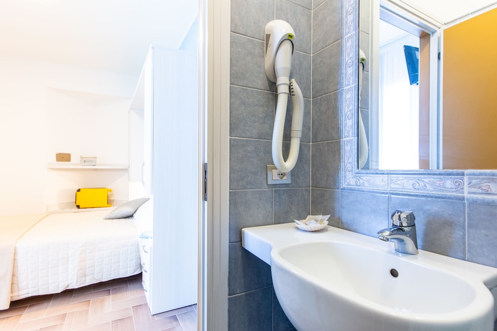 Superior Room, 1 Queen Bed, Partial Sea View, Corner photo 3