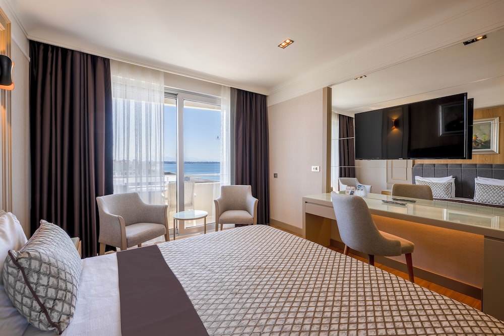 Standard Double Room, Side Sea View
