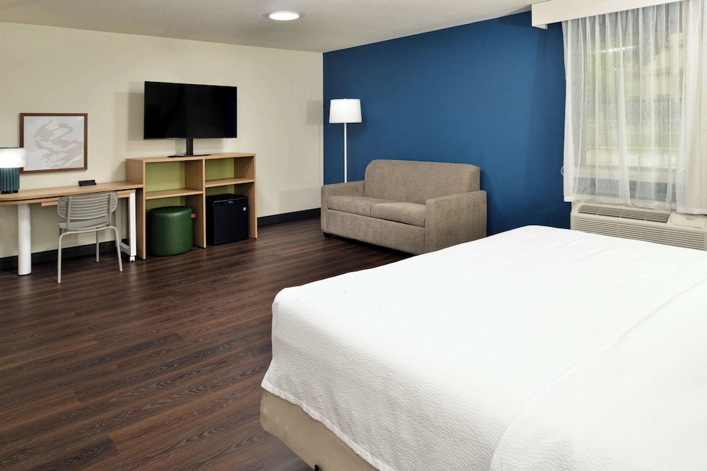 Room, 1 King Bed with Sofa bed, Accessible (Mobility, Hearing, Roll-In Shower) - Photo 4