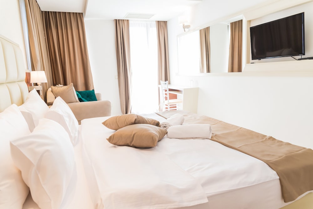 Family Room, 1 King Bed, Mountainside photo 1
