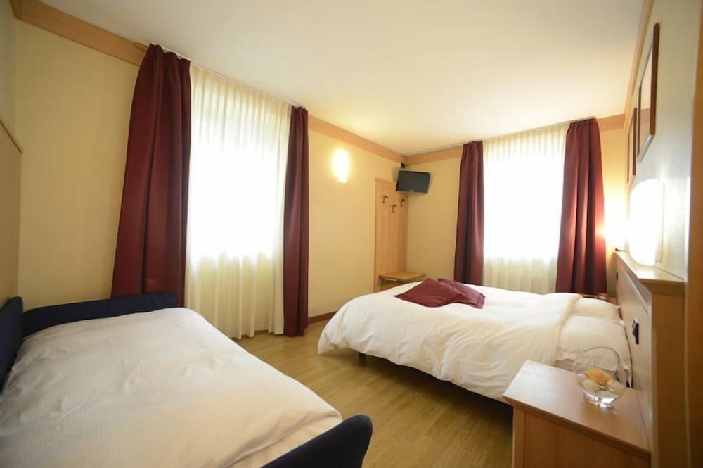 Standard Double or Twin Room (with baby crib)