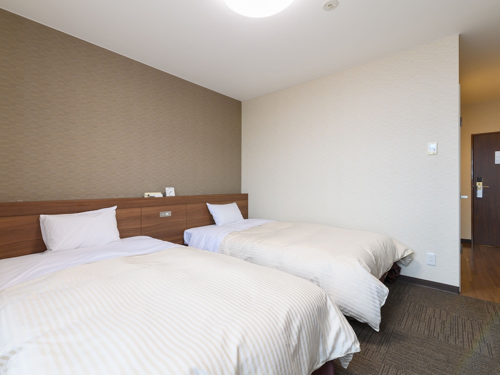 Western Room With Shared Washroom- Twin photo 3