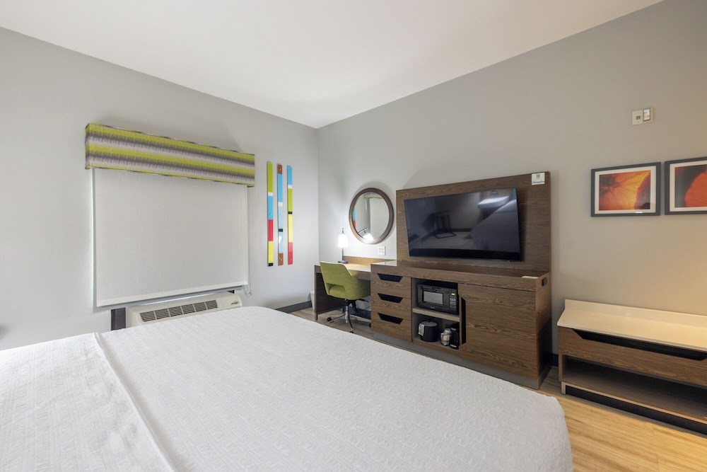 Room, 1 King Bed, Accessible (Mobility & Hearing, 3x3 Shower) - Photo 2