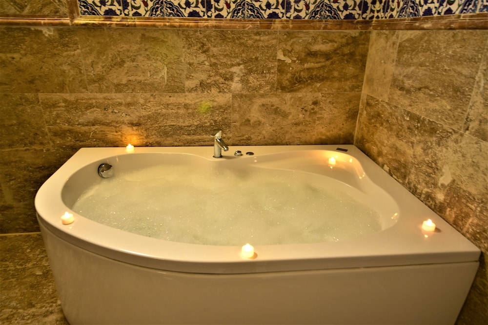 Royal Suite, Jetted Tub (Double) - Photo 30