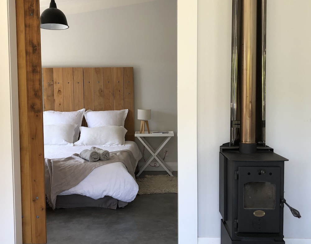 Shearer's Cottage with kitchen and ensuite bathroom photo 1