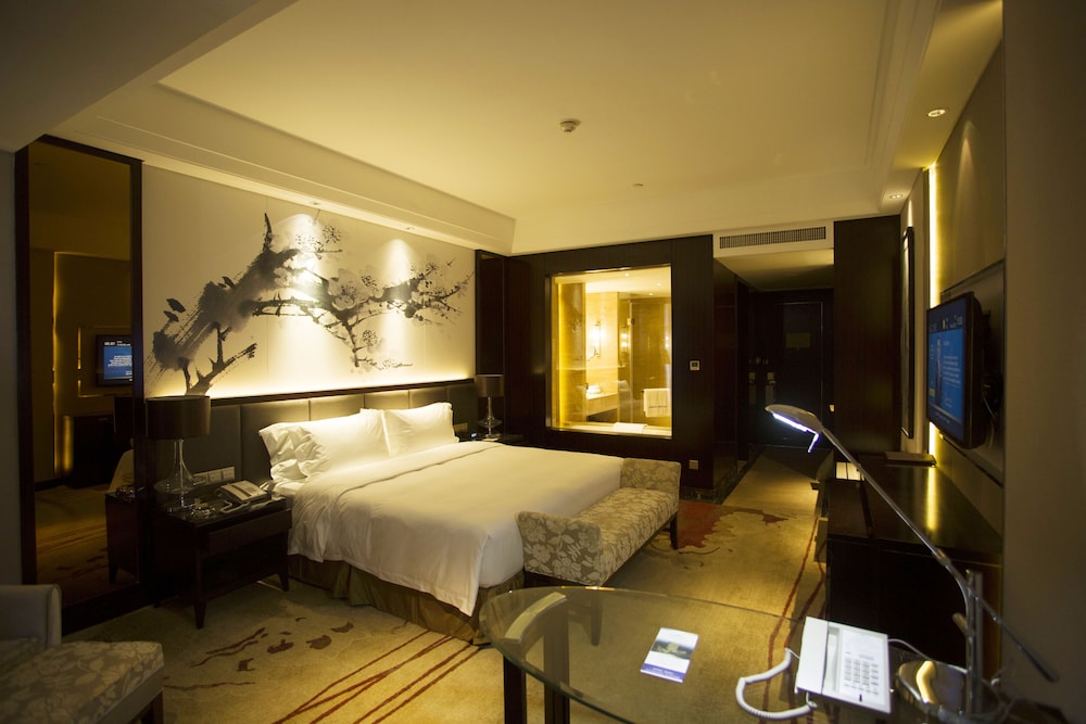Deluxe Room, 1 King Bed, Smoking photo 2