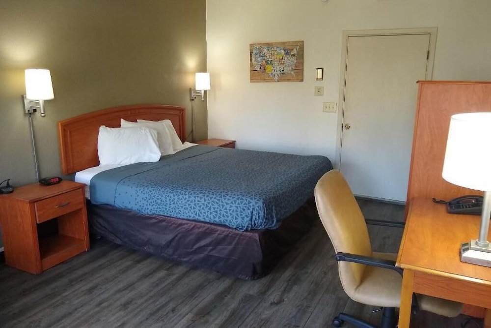 Standard Room, 1 King Bed, Smoking photo 2