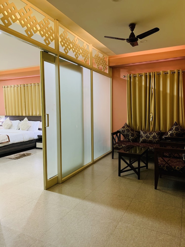 City Suite, 1 King Bed, City View photo 2