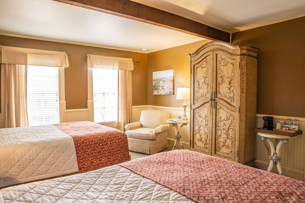 Standard Room, 2 Queen Beds - Photo 2
