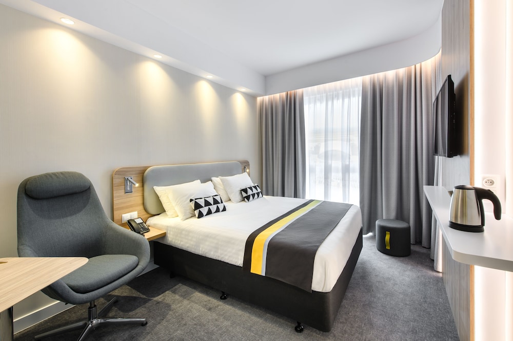 Standard Room, 1 King Bed (Free Breakfast) - Photo 6