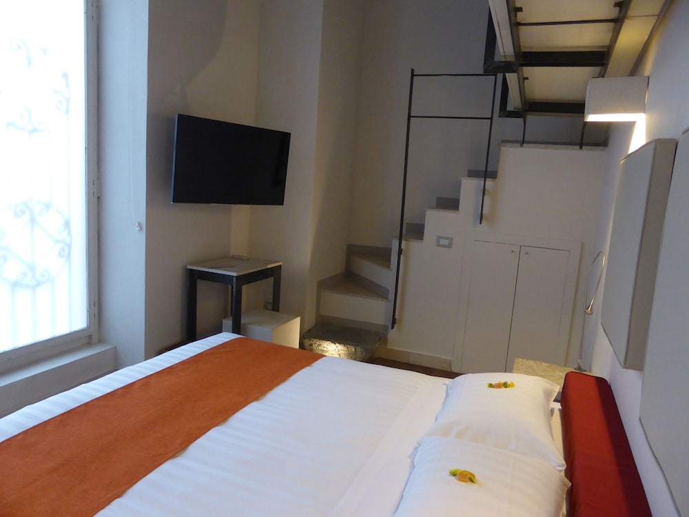 Deluxe Room, 1 Queen Bed photo 2