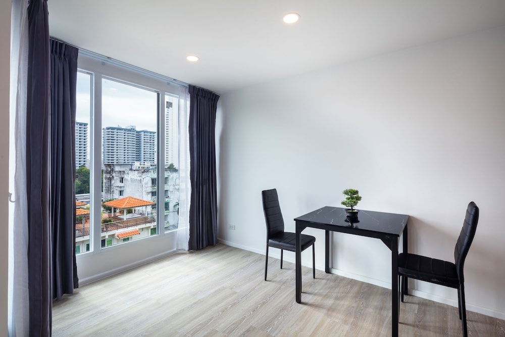 Luxury One Bed Room Suite - Photo 6