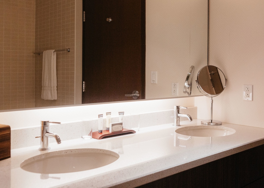 Suite, 1 Bedroom - Photo 6