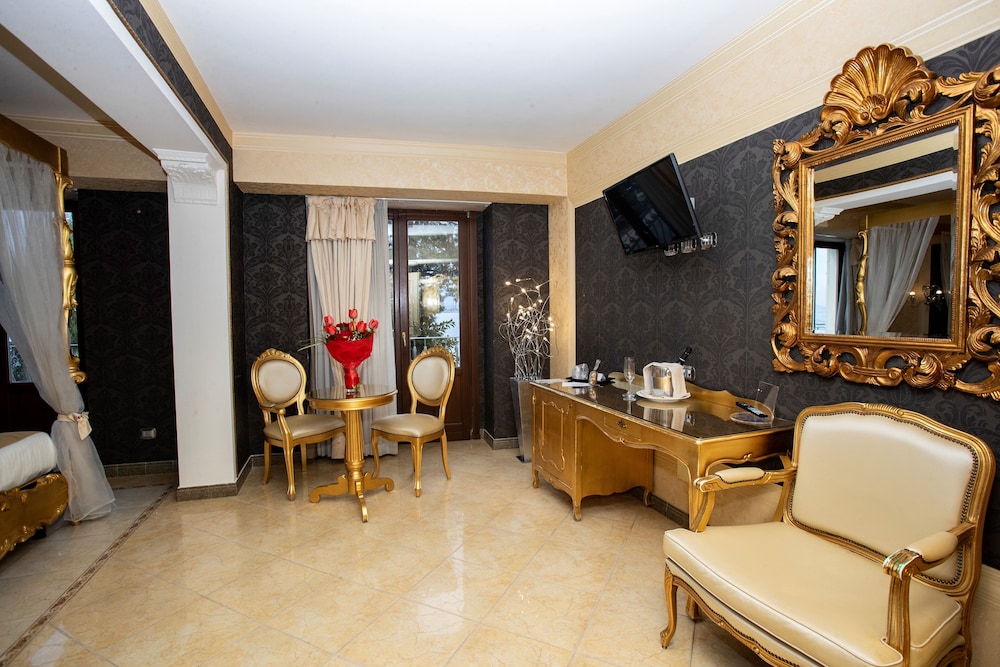 Suite - Photo 13