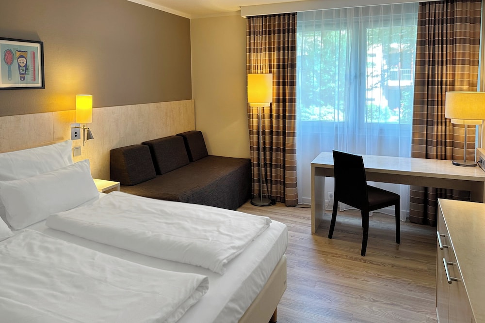 Standard Room, 1 Queen Bed with Sofa bed (Up to 3 Guests) - Photo 7
