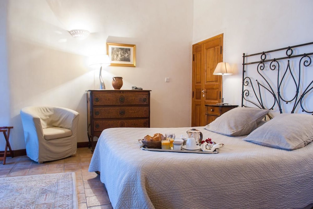 Suite (Angele Marie)