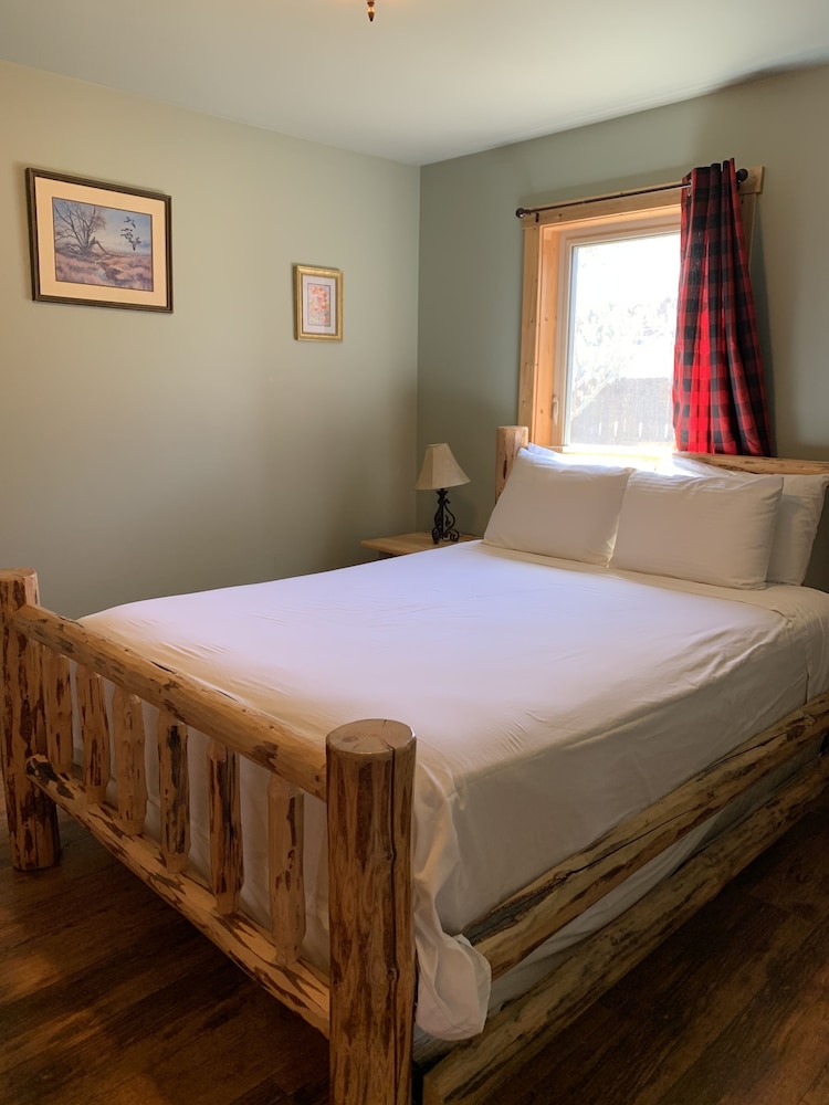 Deluxe Cabin, 1 Bedroom, Hot Tub, River View photo 3