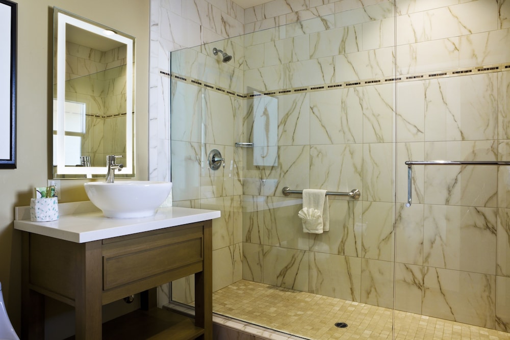 Suite, 2 Queen Beds, Kitchen photo 2