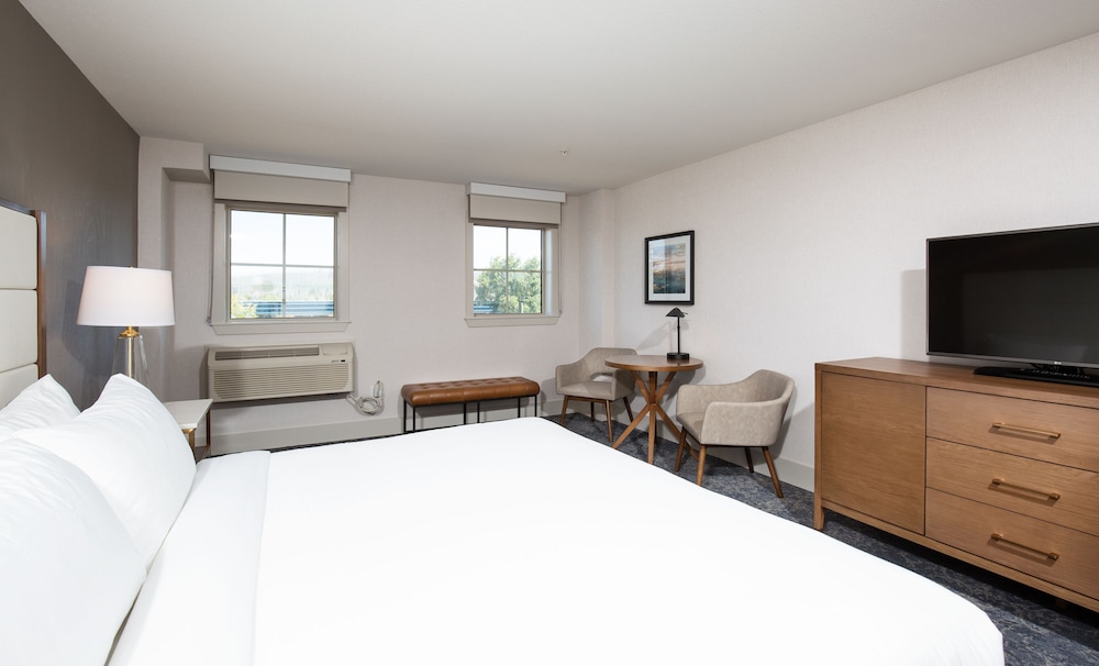 Superior Room, 1 King Bed, Kitchen photo 3